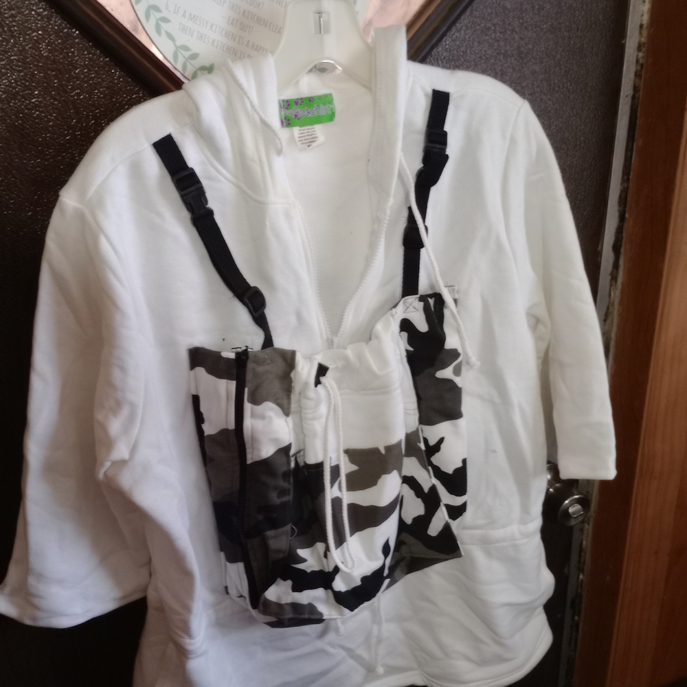 Stylish White Hoodie with Camouflage Pouch